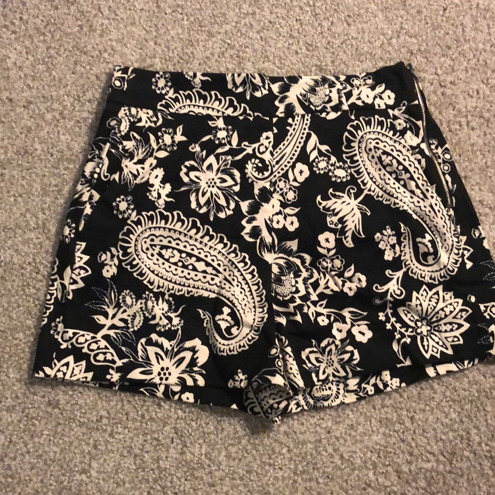 Zara Small High-Waisted Black Shorts With White Flower Pattern